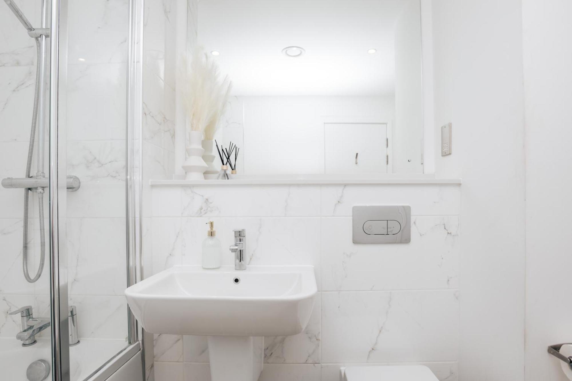 Luxury 2 Bedroom Apartment, Broad Street Бирмингам Екстериор снимка